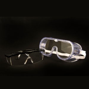 kacamata safety Jenis dan Fungsi Alat Pelindung Diri di Bidang Konstruksi